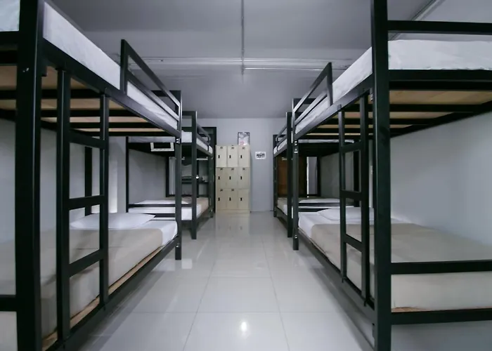Oyo 421 Guyasuka & Cafe Hotel 2*