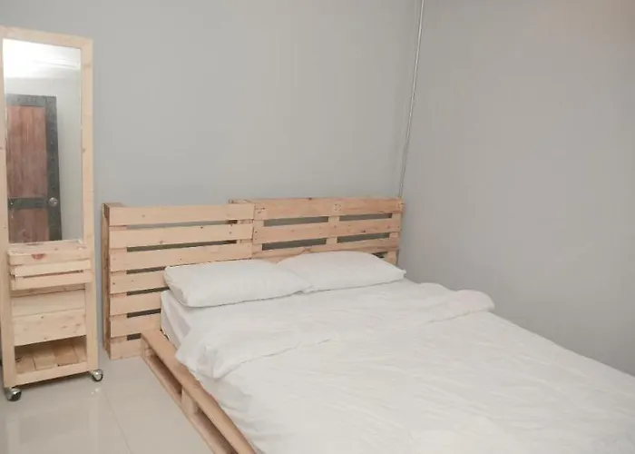 Oyo 421 Guyasuka & Cafe Hotel 2*